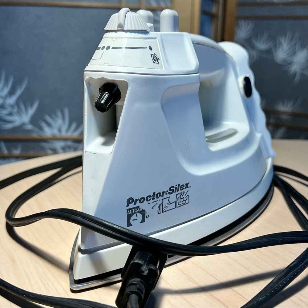 Proctor Silex Auto-off Iron Nonstick Soleplate and Adjustable Steam Spray Blast